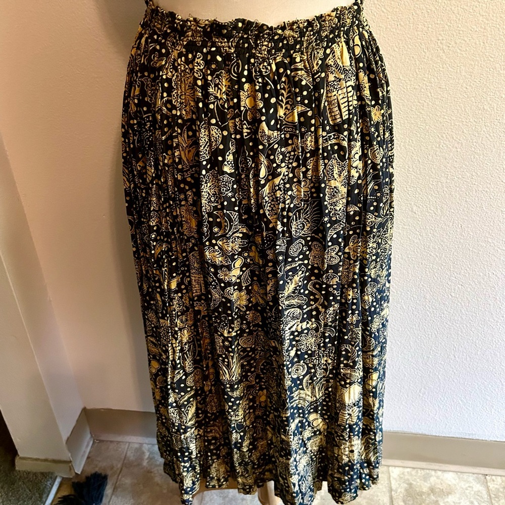 August silk long skirt black tan print elastic waist sz small good condition